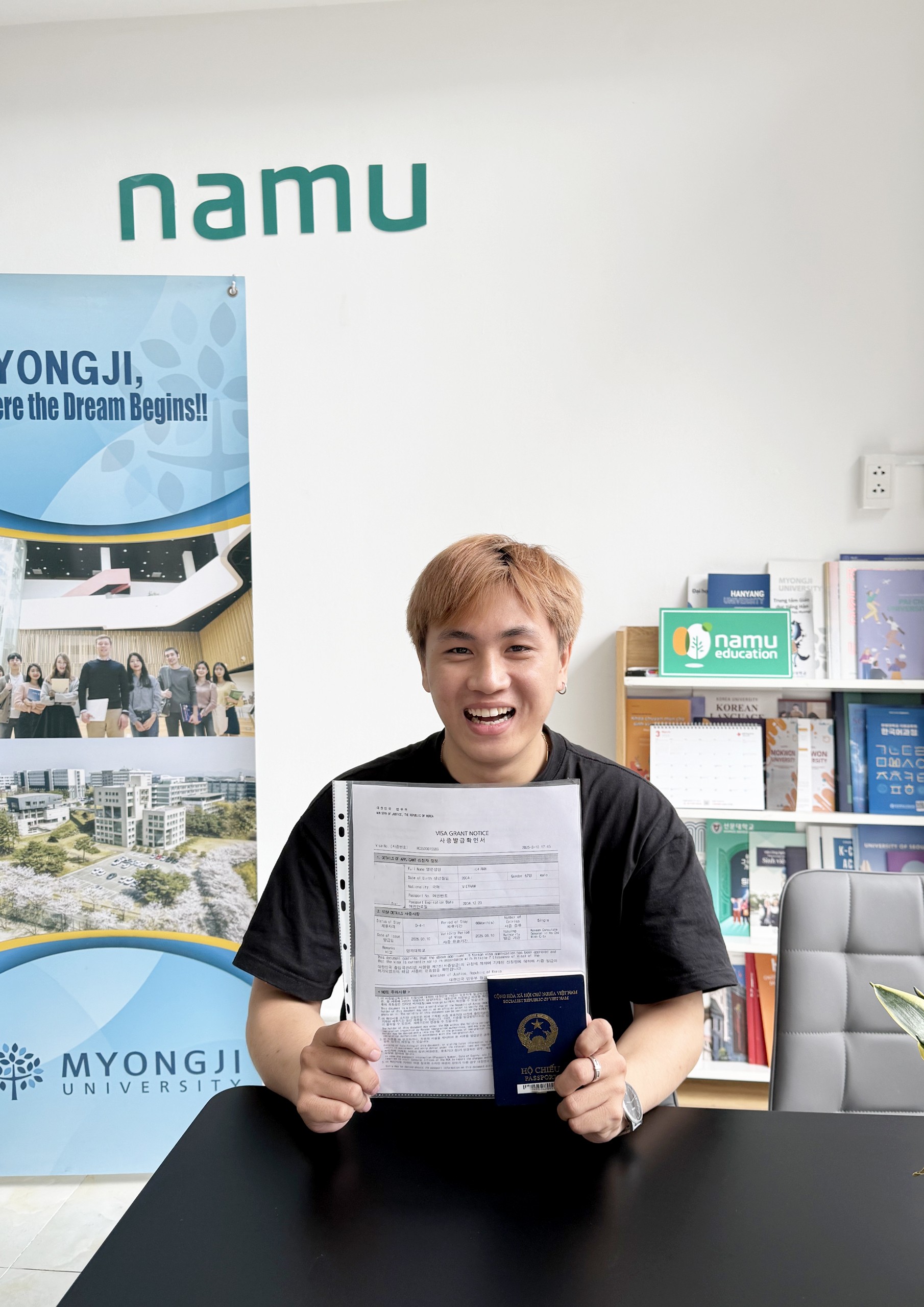 Học sinh nhận visa 17