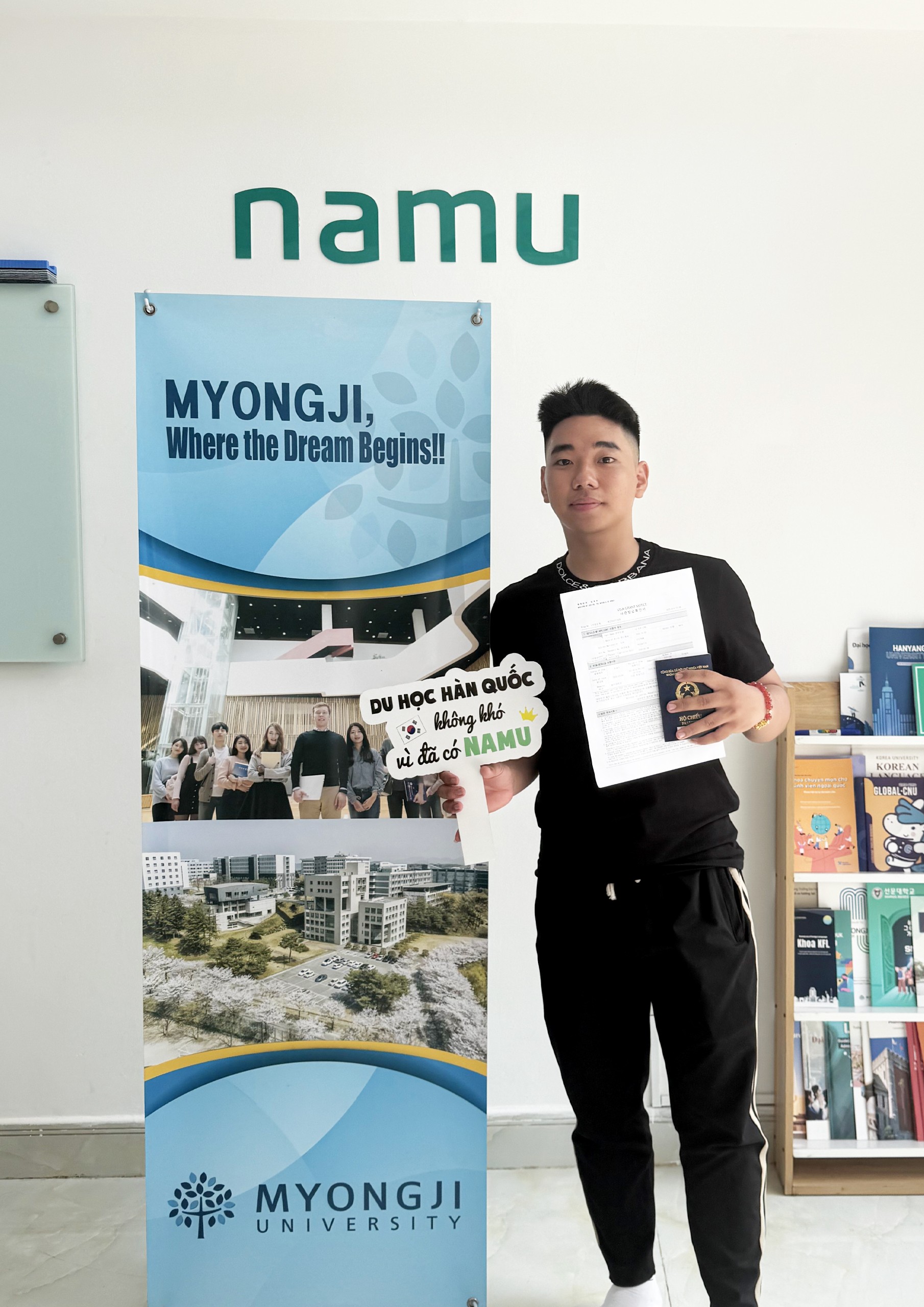 Học sinh nhận visa 18