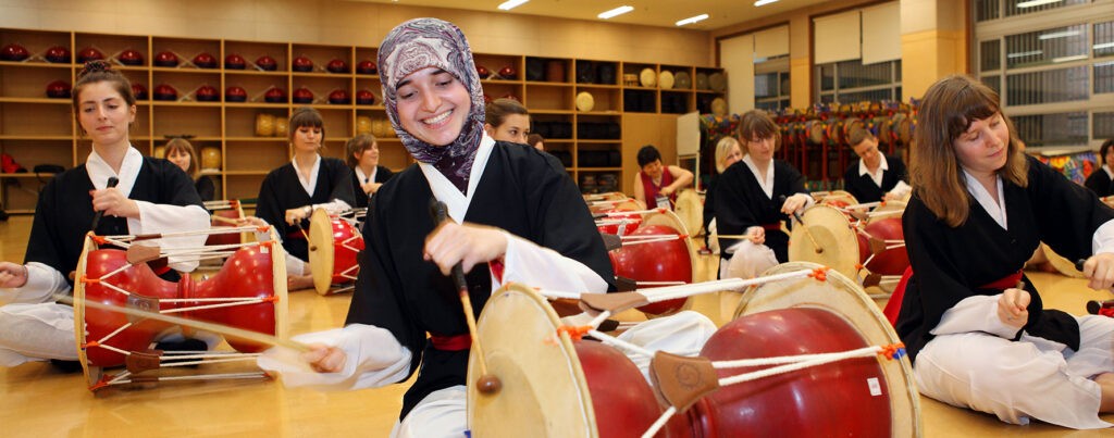 Khám phá Đại học Keimyung (Keimyung University – 계명대학교): Ngôi trường "Châu Âu" cổ kính giữa lòng Daegu. Sinh viên quốc tế khoa Nhạc cụ tại trường Đại học Keimyung