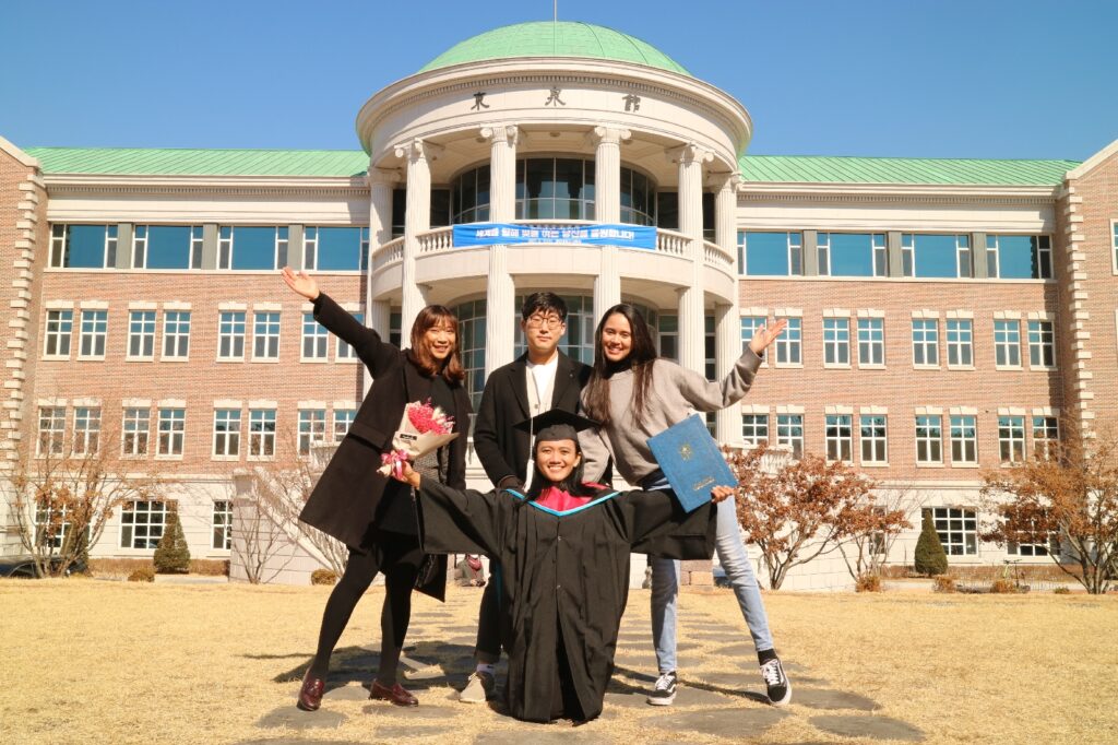 Khám phá Đại học Keimyung (Keimyung University – 계명대학교): Ngôi trường "Châu Âu" cổ kính giữa lòng Daegu. Sinh viên trường Đại học Keimyung